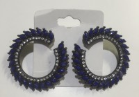Brinco era em azul com strass